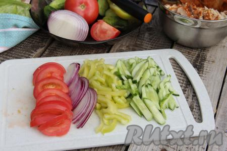 Помидоры нарезать на полукружочки, лук - на тонкие полукольца, болгарский перец - на полоски,&nbsp; огурцы - на брусочки.