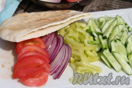 У питы срезать краешек, чтобы получился глубокий кармашек.