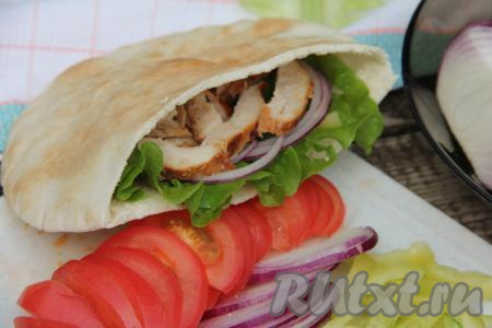 Постепенно наполнить начинкой все 6 лепёшек.