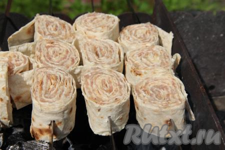 Выложить шампуры с лавашем на мангал срезом вниз. Жар мангала должен быть не очень сильным, прямого огня быть не должно.