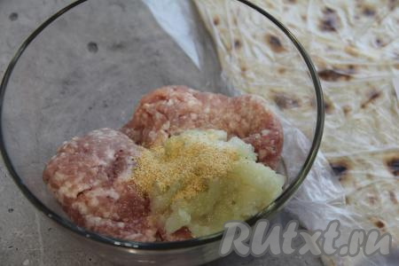 В миску с фаршем добавить пропущенный через мясорубку лук, всыпать соль и специи (я взяла сушёный чеснок).
