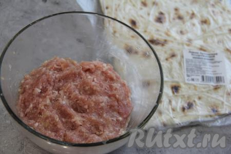 Хорошо вымесить фарш.