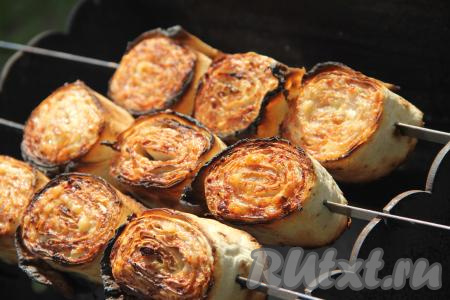 Жарить лаваш с начинкой из фарша и сыра, часто переворачивая, чтобы фарш как следует прожарился. Во время жарки рулетики станут золотистого цвета. Я жарила, примерно, 12-15 минут, но многое зависит от величины рулетиков и от жара вашего мангала.