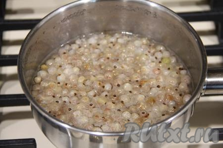 Снять варенье из белой смородины с огня, накрыть сотейник (или катрюлю) крышкой и оставить до полного остывания.