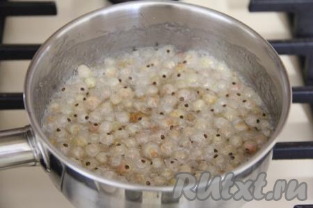 После закипания убавить огонь до минимума и варить 5 минут, снимая пену по мере необходимости. Несколько раз за это время варенье нужно перемешать.