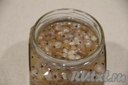 Заранее простерилизовать банку (я простерилизовала на пару банку объёмом 750 миллилитров) и прокипятить крышку. Переложить горячее варенье из белой смородины в простерилизованную банку, сразу закрутить (или закатать) крышкой, перевернуть вверх дном. Укутать баночку в одеяло, а после остывания убрать в прохладное место (например, в погреб или кладовку) на хранение.