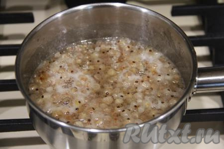 Затем снова поставить варенье на средний огонь, довести до кипения и варить 5 минут на медленном огне, убирая пенку. Варенье я не перемешивала.