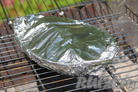 Накрыть тарелку фольгой и оставить грибы минут на 7, чтобы они ещё немного пропарились.