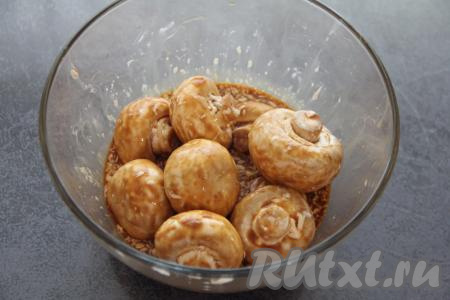 Перемешать и оставить на 30 минут мариноваться. За это время 2-3 раза перемешать шампиньоны.