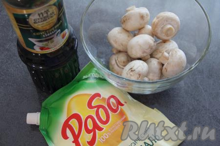 Шампиньоны промыть под водой и обсушить.