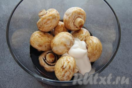 Грибочки выложить в миску, влить соевый соус и добавить майонез.