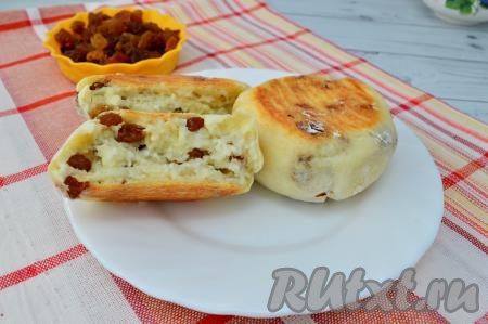 А вот как выглядит сырник с изюмом в разломе. Нежнейшее творожное тесто, приятная золотистая корочка и много изюма делают эти сырники очень вкусными и аппетитными. Я их просто обожаю!