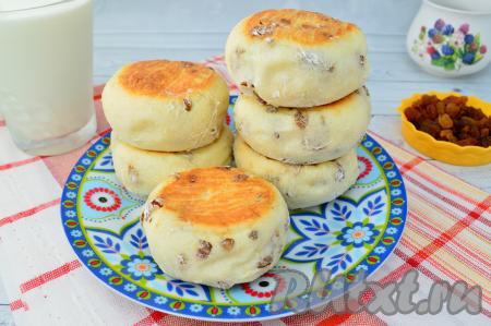 Готовые сырники из творога с изюмом достать из духовки, они будут очень пышными. Но в процессе остывания немного осядут - это нормально для творожной выпечки.