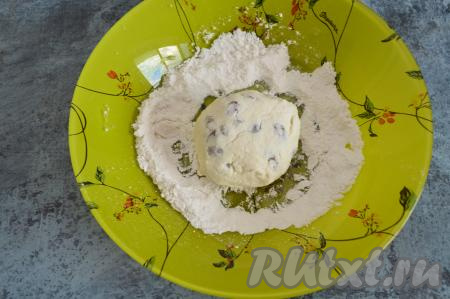 Зрительно разделить тесто на 6 равных частей (то есть всего я формировала 6 сырников). Влажными руками из одной части теста сформировать округлый сырник и обвалять его со всех сторон в муке.