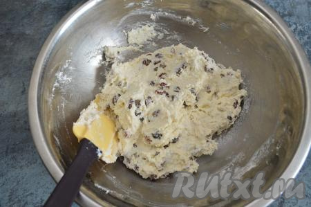 Добавляя муку, следует добиться, чтобы тесто было липким, но при этом держало форму. Мне понадобилось для этого всыпать 3,5 столовых ложки (это 70 грамм) муки, но количество муки, которое придётся добавить, зависит от влажности творога и размера куриного яйца.