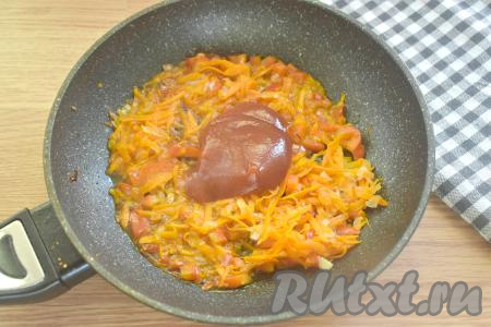 К овощам на сковороду добавляем томатную пасту и 3-4 столовых ложки бульона из кастрюли, перемешиваем и тушим овощи на небольшом огне 3 минуты.