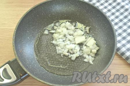 Пока суп с картошкой и рисом варятся, разогреваем на сковороде растительное масло, выкладываем мелко нарезанную луковицу и обжариваем её до мягкости (минуты 2-3) на среднем огне, иногда помешивая.