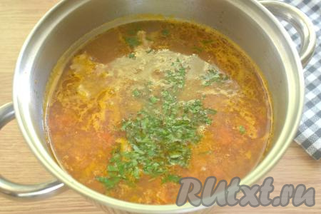 В конце приготовления перчим, если нужно, досаливаем. Затем добавляем мелко нарезанную зелень, доводим до кипения, провариваем 1 минуту и убираем с огня.