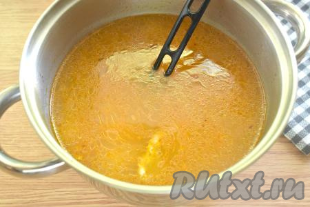 После того как картошка с рисом проварятся 15 минут, добавляем в кастрюлю тушёные овощи, даём закипеть и варим куриный суп с рисом и овощами на небольшом огне 5 минут.