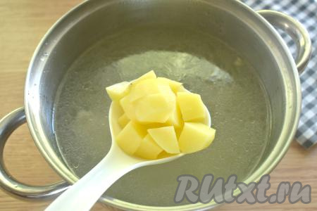 Бульон с куриным мясом ставим на огонь, даём ему закипеть.&nbsp;Картошку, морковку и лук очищаем, из болгарского перца убираем семена и плодоножку. В закипевший бульон выкладываем картофель, нарезанный на небольшие кубики, даём закипеть и варим 5 минут на умеренном огне.