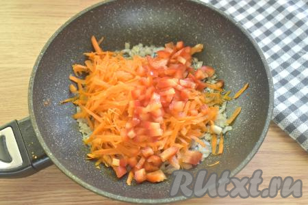 Сразу же добавляем болгарский перец, нарезанный на небольшие кубики, перемешиваем и жарим 4-5 минут, периодически перемешивая.