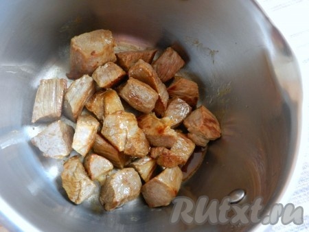 Кусочки мяса обжарить на растительном масле на среднем огне до золотистой корочки со всех сторон, затем переложить в кастрюлю, залить 2 литрами воды и варить 1,5 часа, снимая пену и излишки жира. Можно приготовить бульон и из не обжаренного мяса. 
