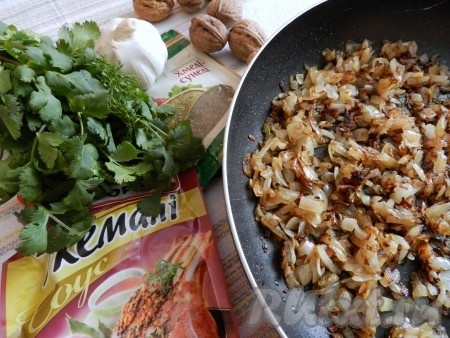 Обжарить лук на среднем огне, помешивая, до золотистого цвета.

