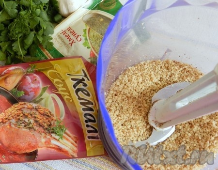 Орехи измельчить почти в порошок.
