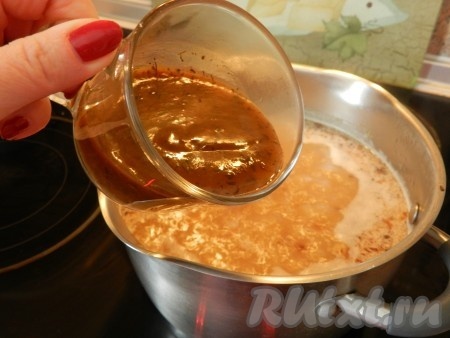 Добавить в суп ткемали, дать закипеть, уменьшить огонь.
