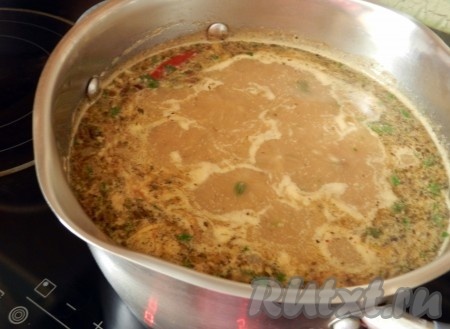 Варить харчо с ткемали и грецкими орехами ещё минут 5, добавить в суп чеснок, часть мелко нарезанной кинзы, снять с огня и дать супу настояться под крышкой минут 15-20. При подаче добавить в тарелки свежую кинзу.
