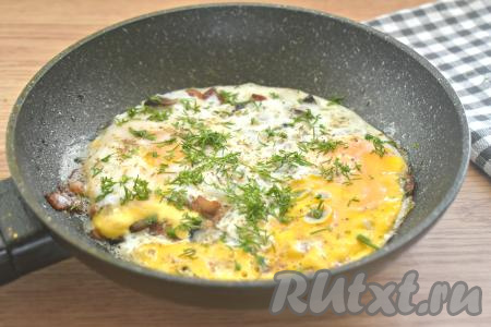 Готовую яичницу посыпаем нарезанной свежей зеленью и подаём к столу.