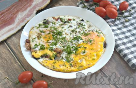 Яичница, приготовленная с грибами и беконом, станет отличным завтраком, который зарядит вас энергией и порадует насыщенным вкусом.