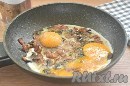 По вкусу солим и сдабриваем молотыми специями (я использовал универсальную приправу).