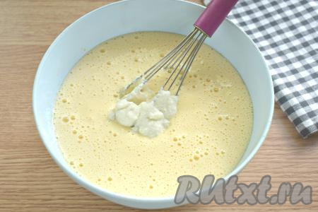 В получившуюся массу добавляем смесь кефира и набухшей манки.