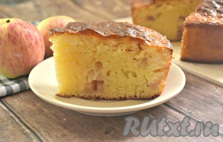 Готовый пирог с яблоками достаём из духовки, даём полностью остыть, нарезаем и с удовольствием угощаемся. Шарлотка, замешанная на манке и кефире, получается ароматной, воздушной и очень вкусной, она украсит чаепитие в кругу родных и близких!