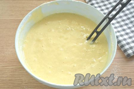 Постепенно добавляя оставшуюся просеянную муку и каждый раз полностью вмешивая её ложкой, замешиваем однородное, не очень густое тесто. По консистенции тесто будет напоминать сметану средней густоты.