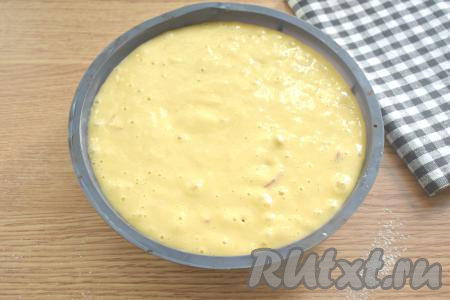 Форму для выпечки (я взяла форму диаметром 18 сантиметров) смазываем сливочным (или растительным) маслом, затем вливаем тесто с яблоками.