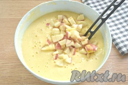 Яблоки тщательно моем и нарезаем на кубики (очищать яблоки от кожуры я не стала, только удалила семена). Добавляем яблоки в тесто, перемешиваем.