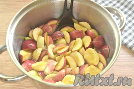 В получившийся горячий сироп выкладываем 1 килограмм долек ранеток, перемешиваем и оставляем на 45 минут (за это время яблоки в сиропе нужно перемешать 3-4 раза).