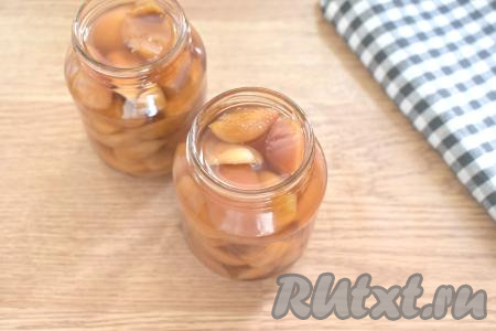 Горячее яблочное варенье из ранеток перекладываем в сухие простерилизованные банки (я стерилизую банки над паром), прикрываем заранее прокипячёнными крышками. Сразу банки не закручиваем, даём варенью остыть.