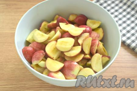 Яблочки разрезаем на четвертинки, удаляем сердцевину с семечками.