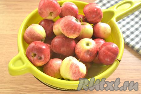 Ранетки тщательно промываем под проточной водой, выкладываем в дуршлаг, чтобы слить с яблок лишнюю жидкость.