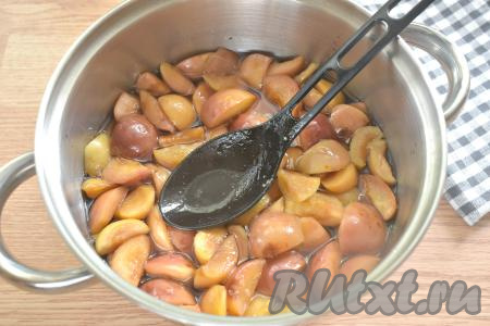 Опять включаем огонь, содержимое в кастрюле перемешиваем, доводим до кипения и варим на небольшом огне 5 минут, образовавшуюся пену нужно удалять.