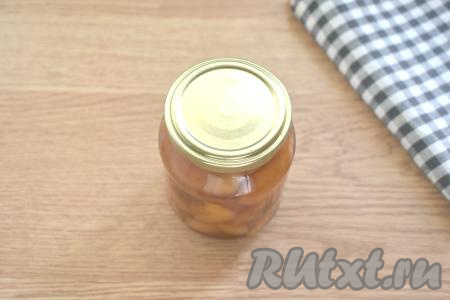 Как только банки с вареньем станут тёплыми, плотно закупориваем их крышками. А после полного остывания убираем на хранение в тёмное прохладное место.