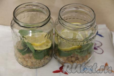 В каждую банку выложить 100 грамм белой смородины, 5 листиков мяты и 2 кружочка лимона.