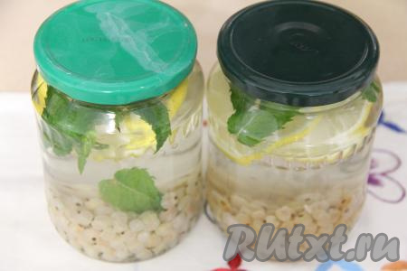 Вскипятить примерно 1,5 литра воды. В каждую банку со смородиной влить кипящую воду, заполняя баночки до самого верха. Накрыть банки крышками и оставить на 30 минут.