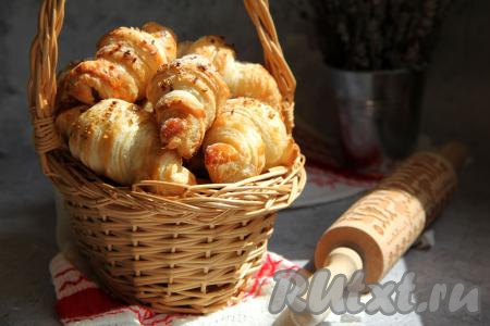 Круассаны со сгущёнкой из слоёного бездрожжевого теста