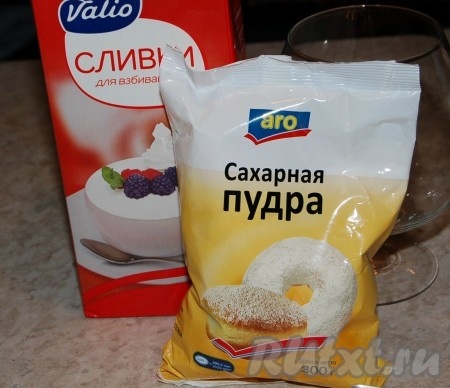 Взбить сливки с сахарной пудрой до кремообразного состояния.