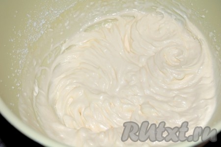 Взбить сливки с сахарной пудрой до кремообразного состояния.