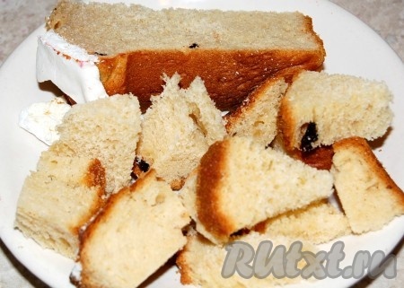 Остатки кулича нарезать на небольшие кусочки.